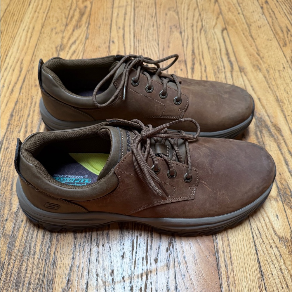 Mens Skechers relaxed, fit memory foam Brown leather/man-made size 13 EUC